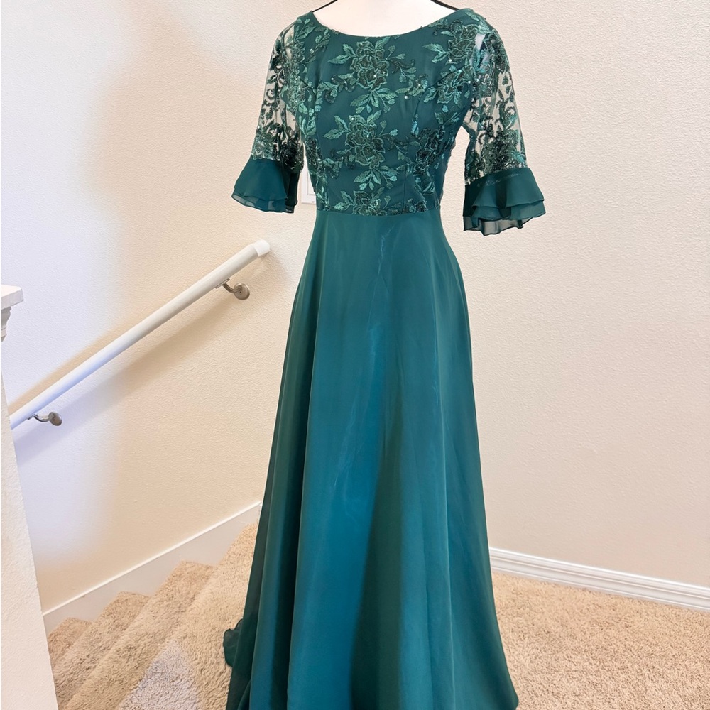 Elegant Green Lace Evening Gown